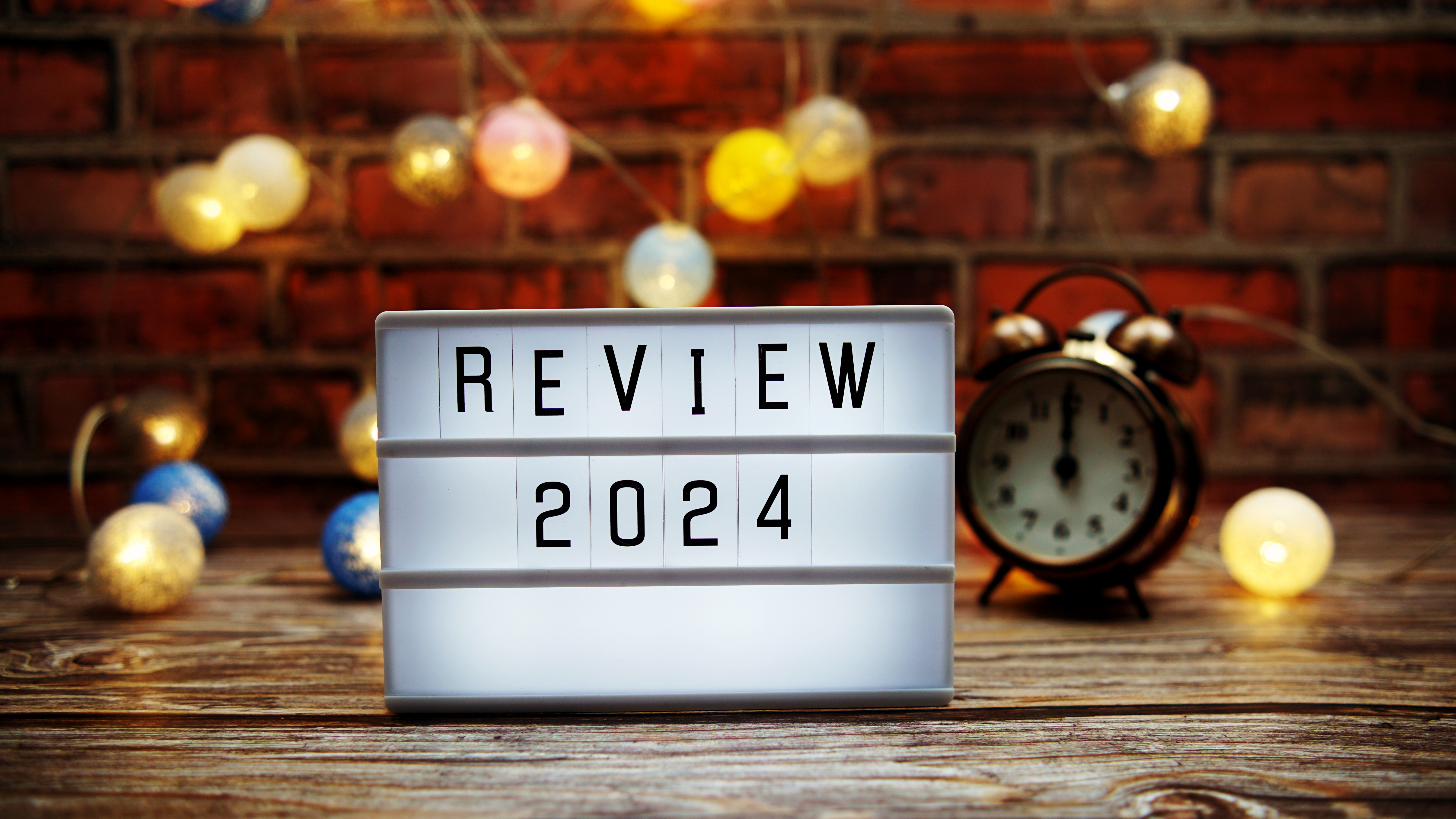 sign saying "review 2024" as its important to reevaulate performance to set attainable goals for 2025